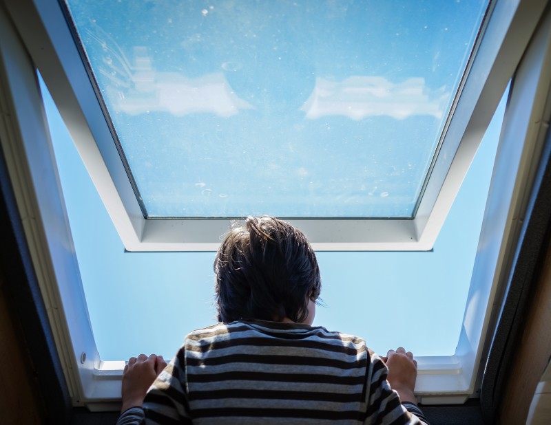Dziecko w oknie dachowym