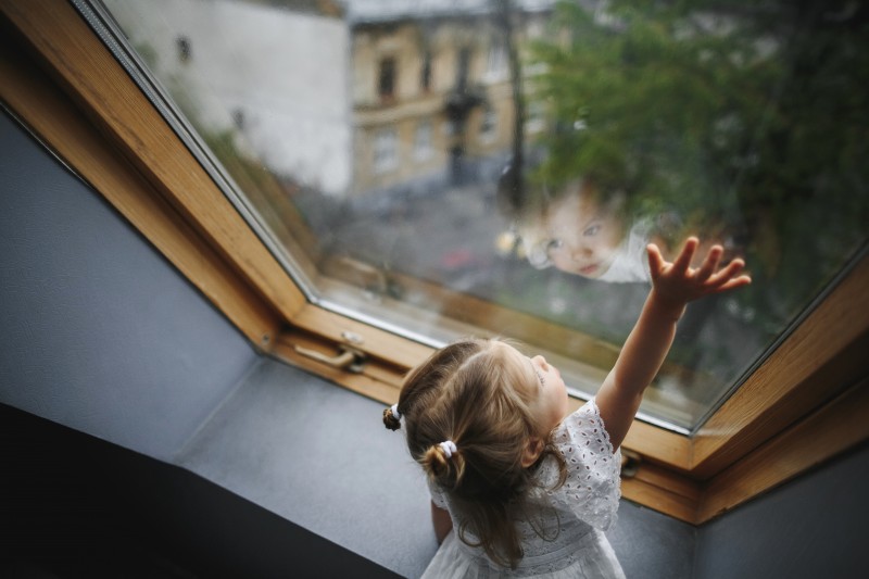 Okno dachowe i mała dziewczynka